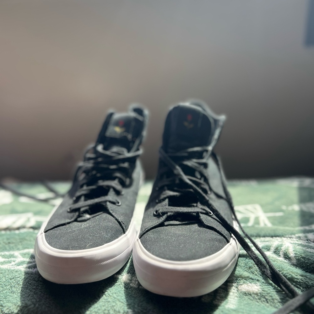 State skate shoes with rose design